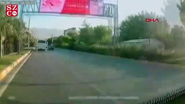 Midibüs ile otomobilin çarpışma anı kamerada