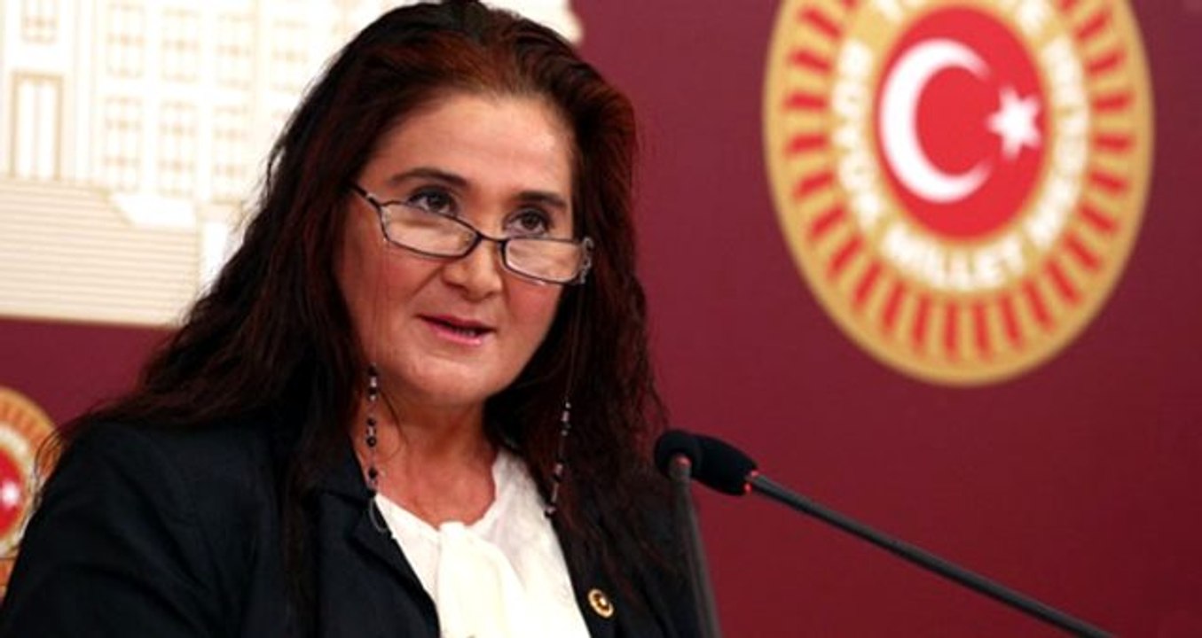 Türkücü Sabahat Akkiraz, Türk halk müziği sanatçısı Ali Gürlü'nün vefat ettiğini duyurdu