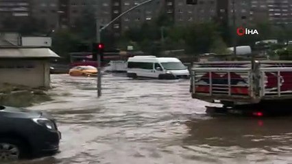 Bir anda bastıran yağmurda araçlar güçlükle ilerleyebildi