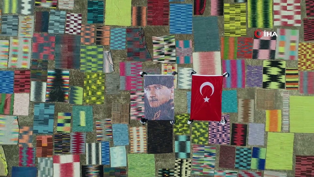 Halı tarlasında dev Atatürk posteri ve Türk bayrağı açtılar