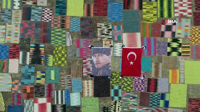 Halı tarlasında dev Atatürk posteri ve Türk bayrağı açtılar