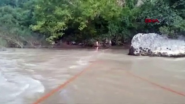 Irmak suyu yükselince mahsur kalan piknikçileri itfaiye kurtardı