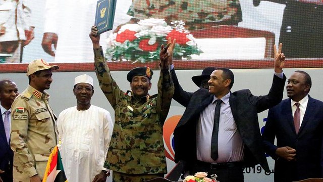 الفريق أول عبد الفتاح البرهان يؤدي اليمين رئيسا لمجلس السيادة في السودان
