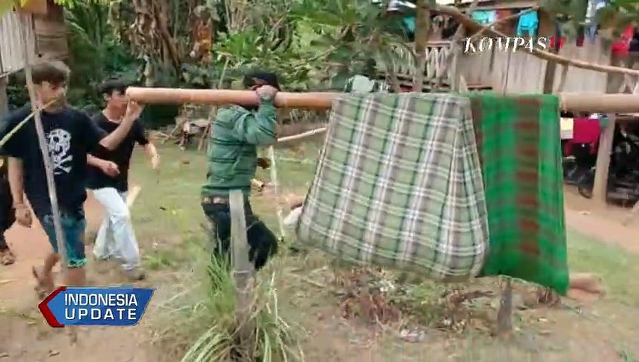 Tak Ada Akses Jalan, Warga Pedalaman Polewali Mandar Berjuang Untuk Sampai di Puskesmas