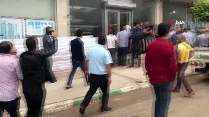 Esnafın sopalı park kavgası.... Kavga eden esnaf sivil polisi karşı taraf zannederek yaraladı