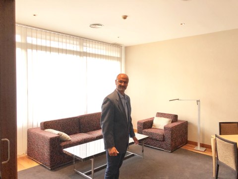 Fuentes muestra el apartamento de las Cortes