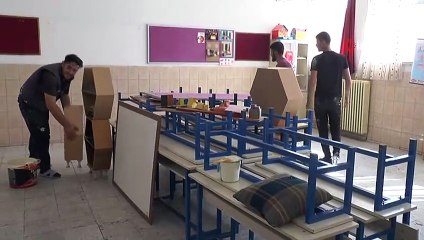 Belediye başkanı gençlerle birlikte okul boyuyor