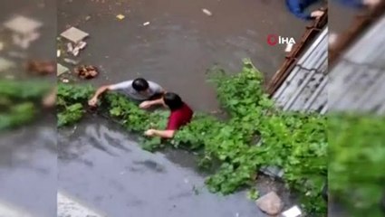 Ataşehir'de su basan evde can pazarı