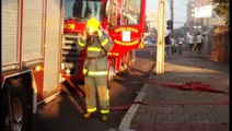 Carro pega fogo em estacionamento de empresa na Rua Recife