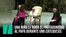 Una niña le roba el protagonismo al papa durante una catequesis