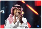 مُعجب يُقبل يد راشد الماجد.. وهذا رد فعل المطرب السعودي