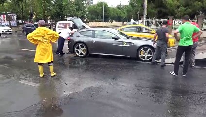 Caddebostan’da milyon liralık Ferrari suda böyle mahsur kaldı