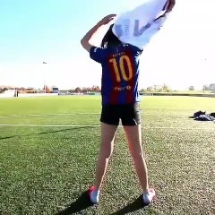 Elle imite Messi, Pogba et Neymar sur les penalties