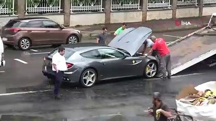 Caddebostan'da milyon liralık Ferrari su birikintisinde mahsur kaldı