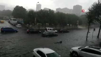 Caddebostan'da milyon liralık Ferrari suda böyle mahsur kaldı