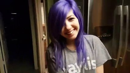 De quelle couleur sont les cheveux de cette fille?