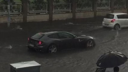 Milyon liralık Ferrari suda mahsur kaldı