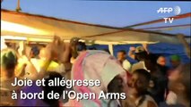 Les migrants de l'Open Arms célèbrent le débarquement