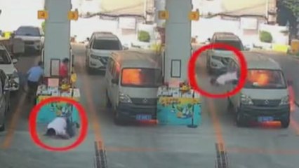 Yanan araçtan son anda kurtuldu