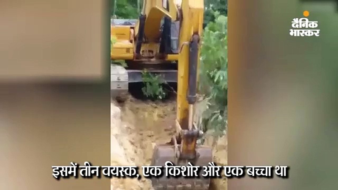 कीचड़ में फंसे 5 हाथियों को 6 घंटे मशक्कत के बाद निकाला
