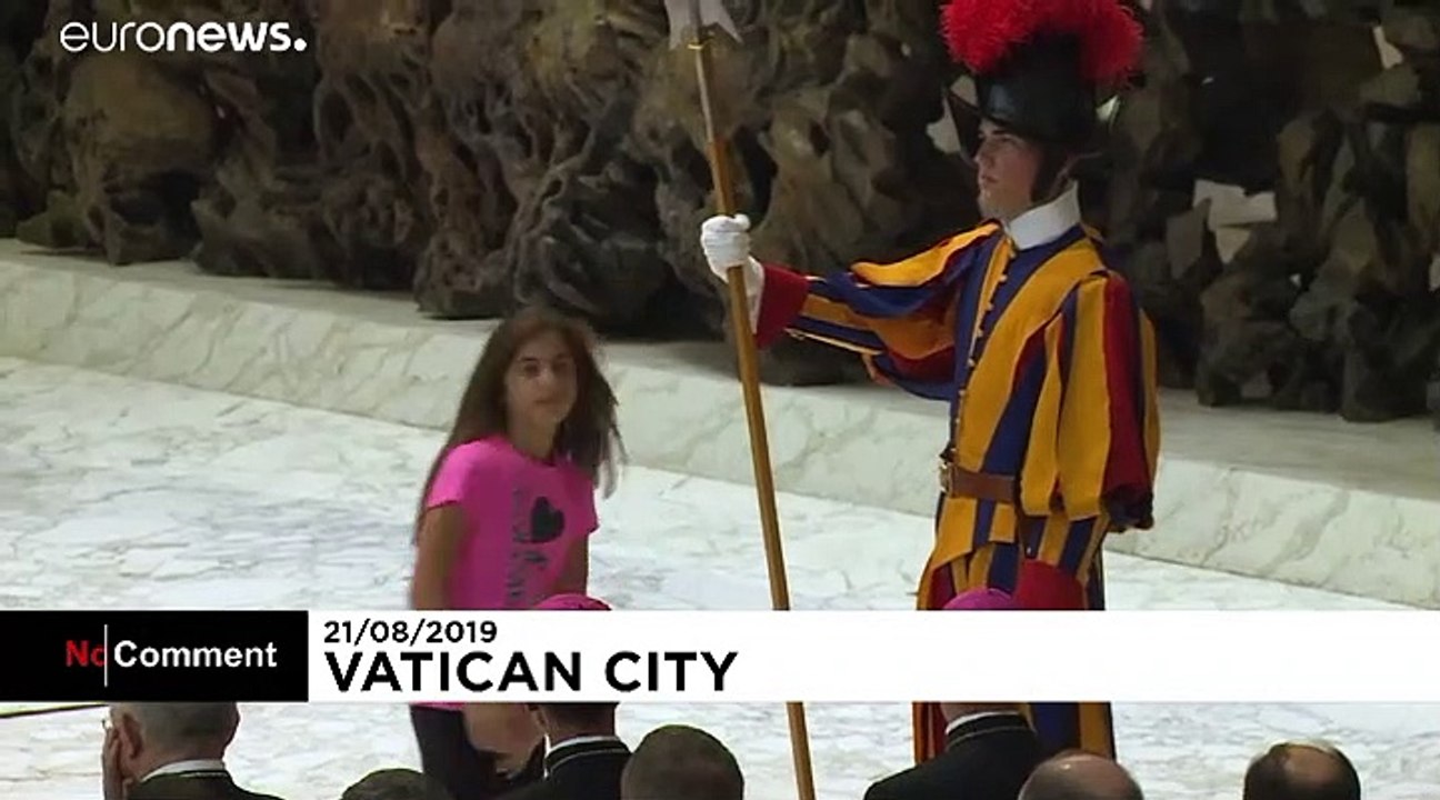 Mädchen läuft bei Papstaudienz auf die Bühne