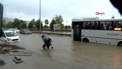 Zonguldak'ta aniden bastıran sağanak yağmurda araçlar yolda kaldı 4
