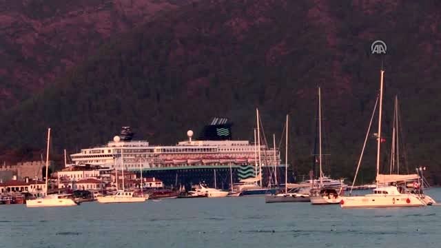 Horizon adlı kruvaziyer, Marmaris Limanı'na demirledi
