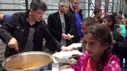 Çadırda kalan tarım işçileri yağmura yakalanınca halı sahaya yerleştirildi