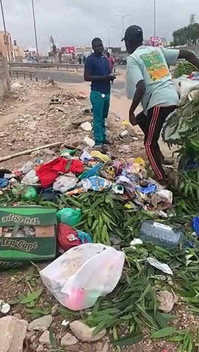 Un charretier versant des ordures sur la voie publique s’est fait arrêter par les populations. La conscience s’éveille petit à petit