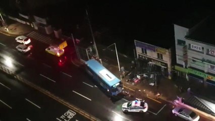 시내버스가 지하철 입구·정류장 충돌...인명 피해 없어 / YTN