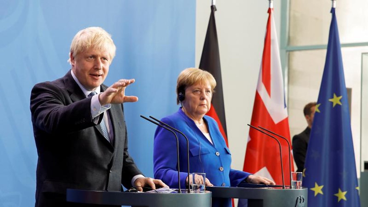 Boris Johnson beharrt in Berlin auf seinen Forderungen