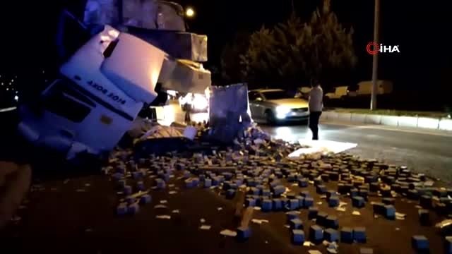 Parke yüklü tır refüje çarptı... Kaza sonrası parke taşları yola savruldu