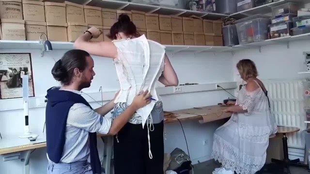 Guillaume Pasquet, costumier marseillais, donne un stage de création de corsages à Tournai