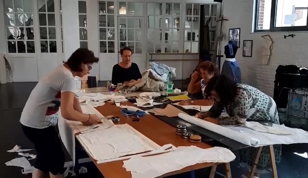 Douze personnes participent à un stage de création de costumes XIXe siècle à Tournai