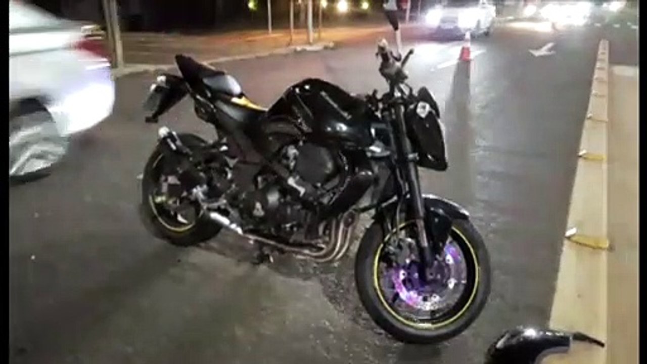 Carro e moto batem na Avenida Tancredo Neves e mulher fica ferida