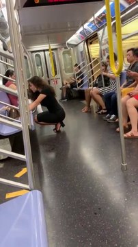 కదులుతున్న రైలులో అందమైన అమ్మాయి ఫొటోషూట్ చేస్తే (వీడియో)