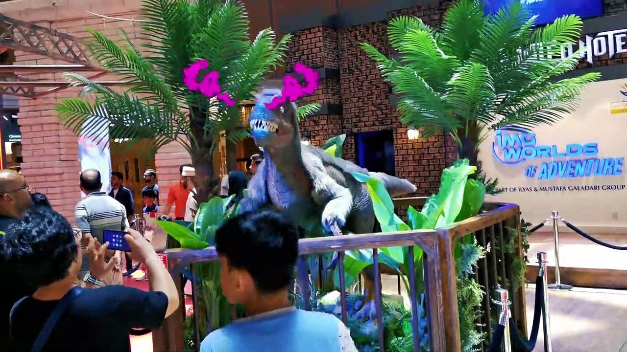 Little Mia and Oleg looking for scary monsters in Dubai Mall, playing tag and playing seek and hide