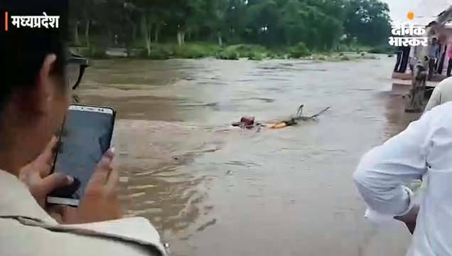 चित्रकूट में मंदाकिनी नदी में बहे चार लोगों को गोताखोरों ने बचाया