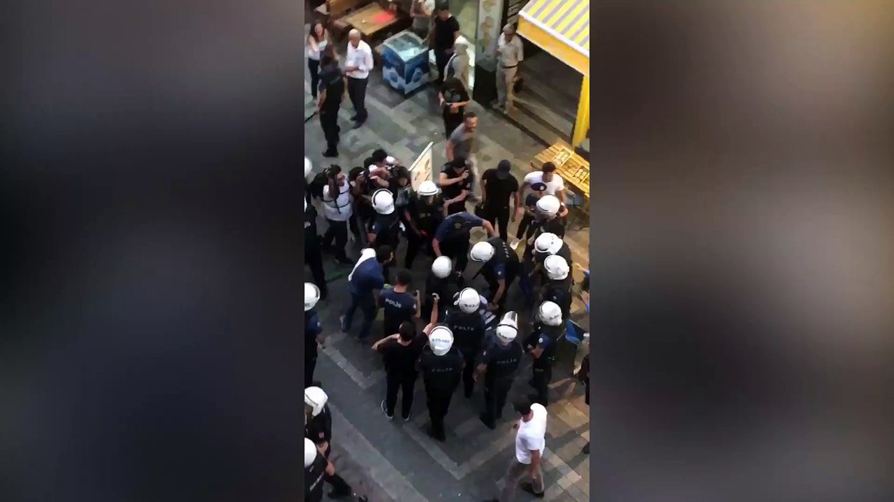 Kadıköy kayyım protestosunda polis, vatandaşın başına yakın mesafeden plastik mermi sıkıyor