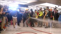 Violentos altercados en el metro de Hong Kong entre Policía y manifestantes