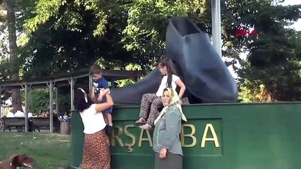 Yumurta topuk ayakkabı ile 8 köşe kasketin heykeli dikildi