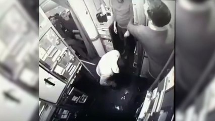 Kokpitin önünde namaz kıldı, müdahale edene yumruk attı, gözaltına alındı