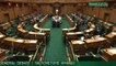 Nouvelle Zélande: Le président du Parlement berce et donne le biberon au bébé d’un député pendant un débat parlementaire - VIDEO