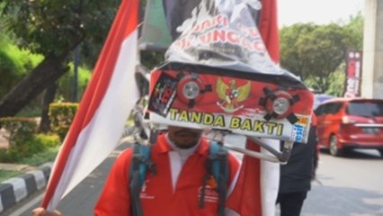 La hazaña del indonesio que caminó 800 km de espaldas para salvar un bosque