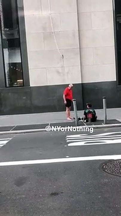 Il arrête son footing et donne ses chaussures à un sans abri !