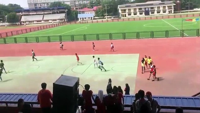 Ces enfants jouent au basket.. sans les paniers !