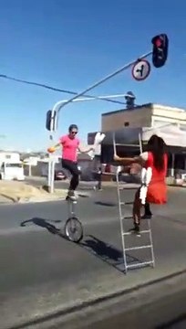 Jongles en équilibre sur un vélo et monocycle !