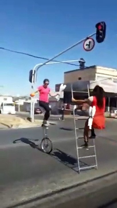Jongles en équilibre sur un vélo et monocycle !