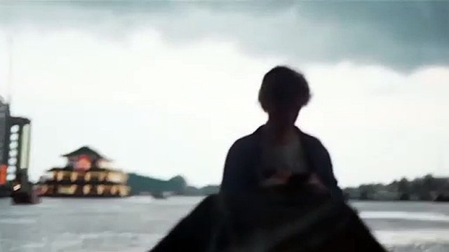 Ce bateau poursuit une barque sur la rivière !