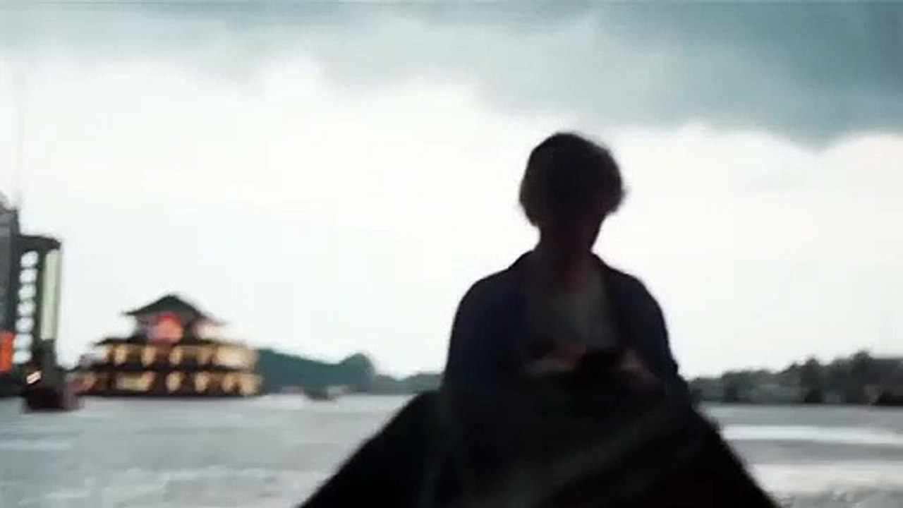 Ce bateau poursuit une barque sur la rivière !